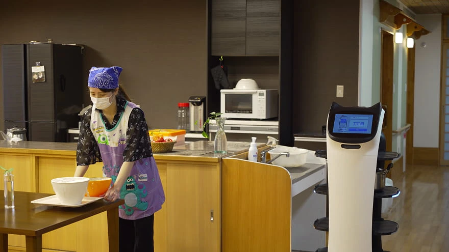 nurse delivering food to patients
